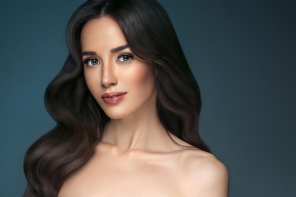 Maquillaje de comunión estiloso y sencillo con labial rosa y ‘eyeliner’ marcado.